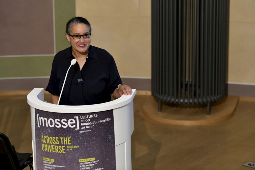 Ethel Matala de Mazza führt in den Abend ein | Mosse Lecture von Anders Levermann | © Niels Leiser für Mosse Lectures