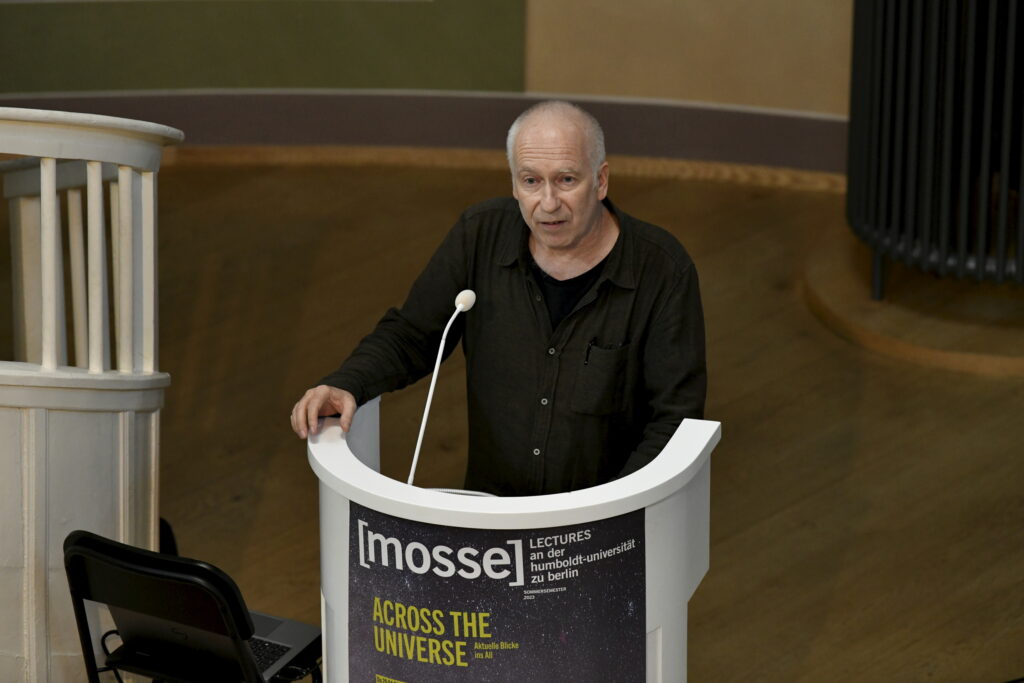 Joseph Vogl führt in den Abend ein | Mosse Lecture von Anna-Verena Nosthoff & Felix Maschewski | © Niels Leiser für Mosse Lectures