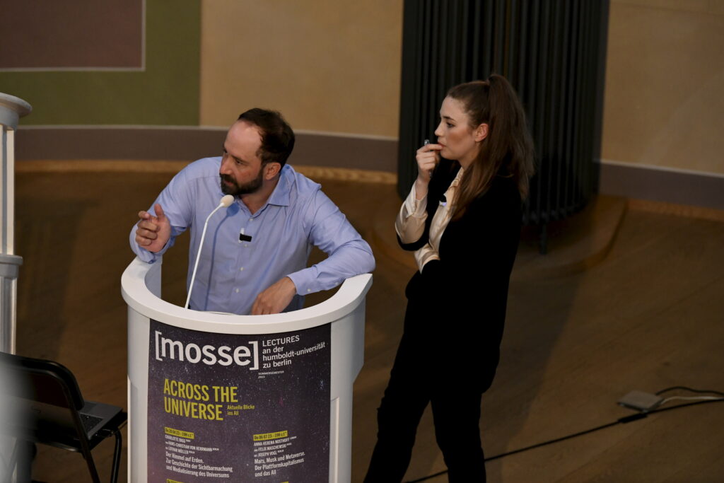 Felix Maschewski im Gespräch mit dem Publikum | Mosse Lecture von Anna-Verena Nosthoff & Felix Maschewski | © Niels Leiser für Mosse Lectures