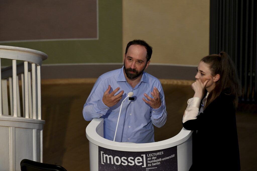 Felix Maschewski im Gespräch mit dem Publikum | Mosse Lecture von Anna-Verena Nosthoff & Felix Maschewski | © Niels Leiser für Mosse Lectures