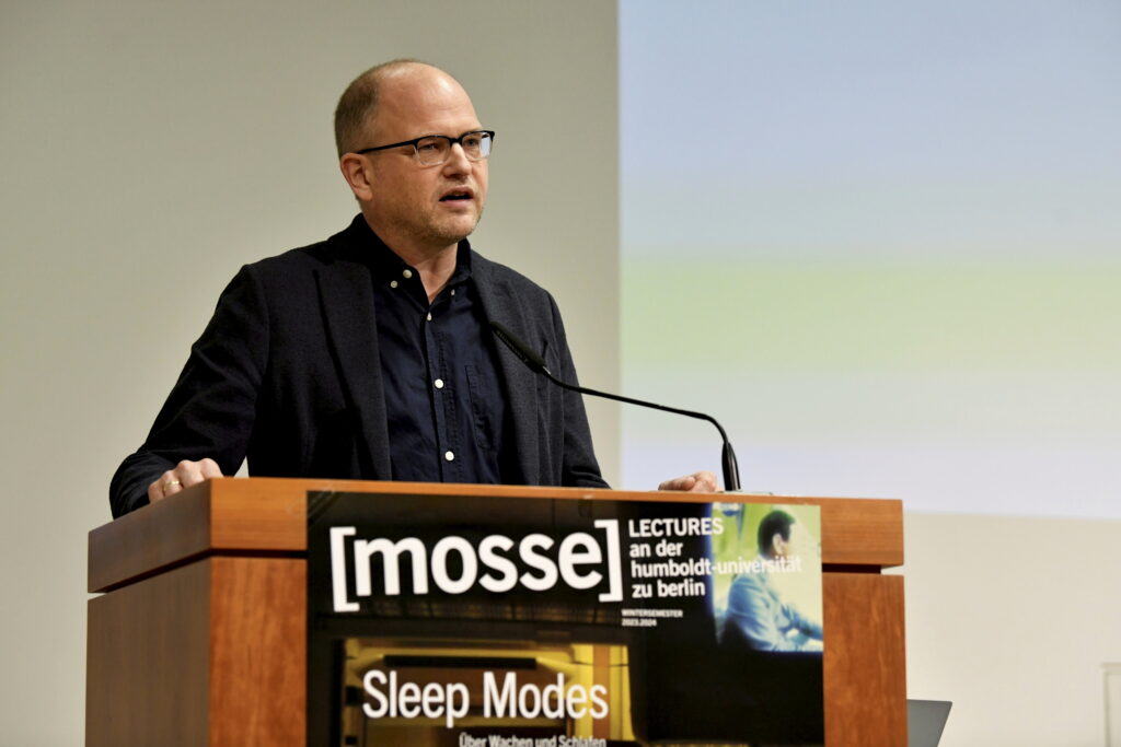 Stefan Willer führt in den Abend ein | Mosse Lecture von Samantha Harvey | © Niels Leiser für Mosse Lectures