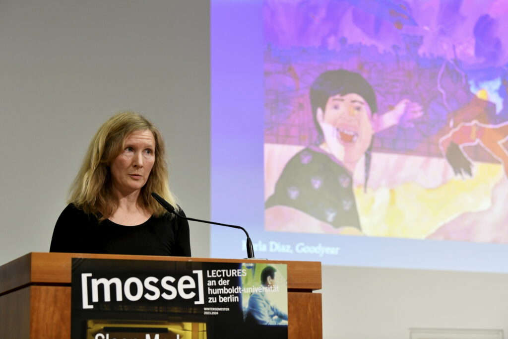Samantha Harvey während ihrer Mosse Lecture | Mosse Lecture von Samantha Harvey | © Niels Leiser für Mosse Lectures