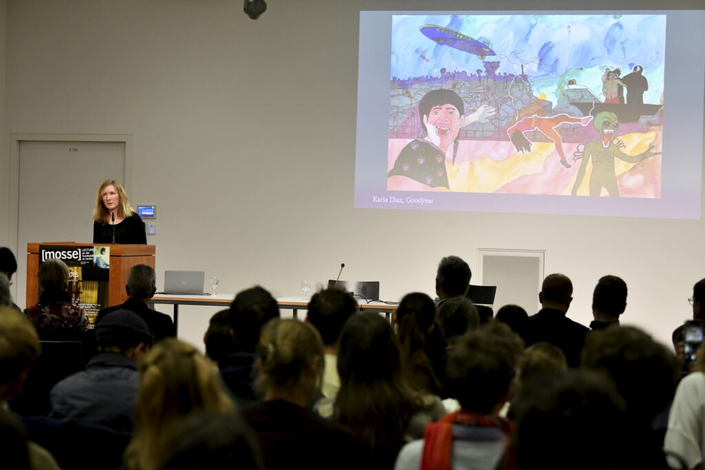 Das Publikum im Auditorium verfolgt Samantha Harveys Vortrag | Mosse Lecture von Samantha Harvey | © Niels Leiser für Mosse Lectures