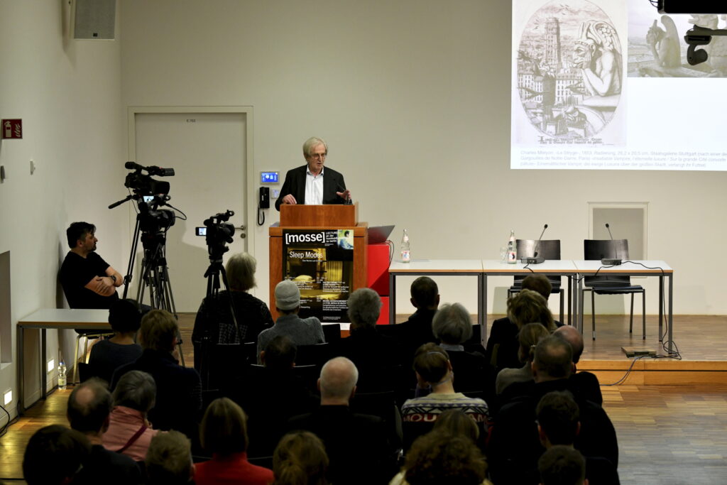 Hartmut Böhme vor einem vollen Auditorium | Mosse Lecture von Hartmut Böhme | © Niels Leiser für Mosse Lectures