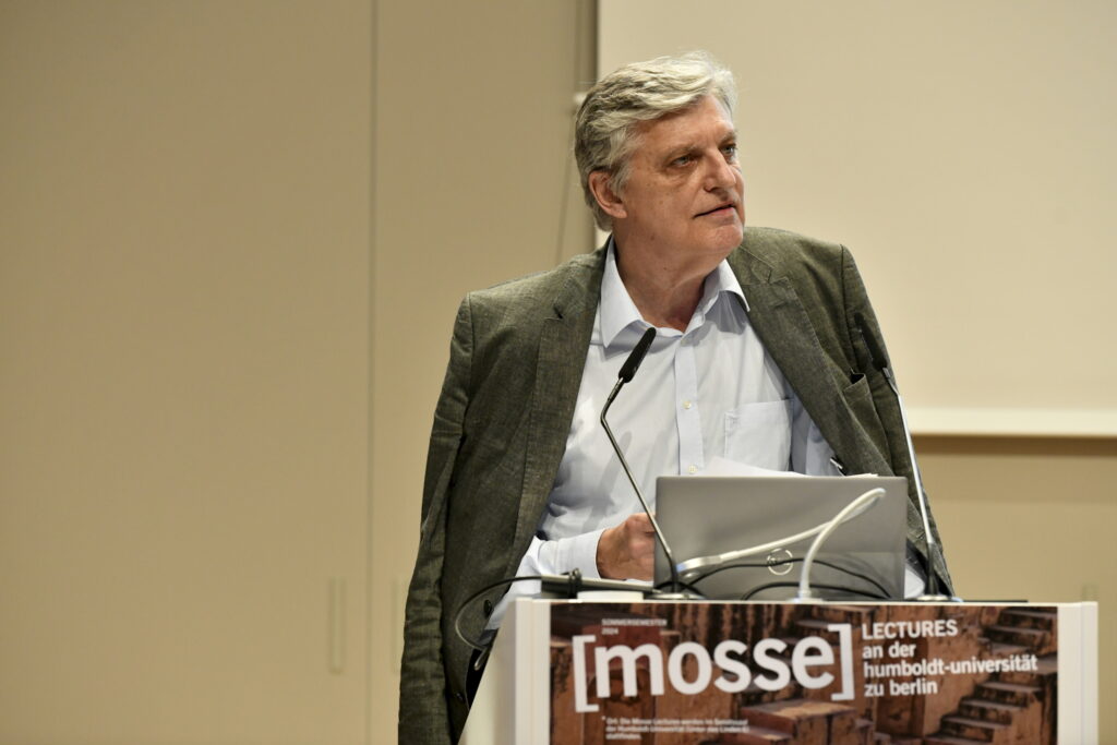 Lothar Müller führt in den Abend ein | Mosse Lecture von Barbara Stollberg-Rilinger | © Niels Leiser für Mosse Lectures