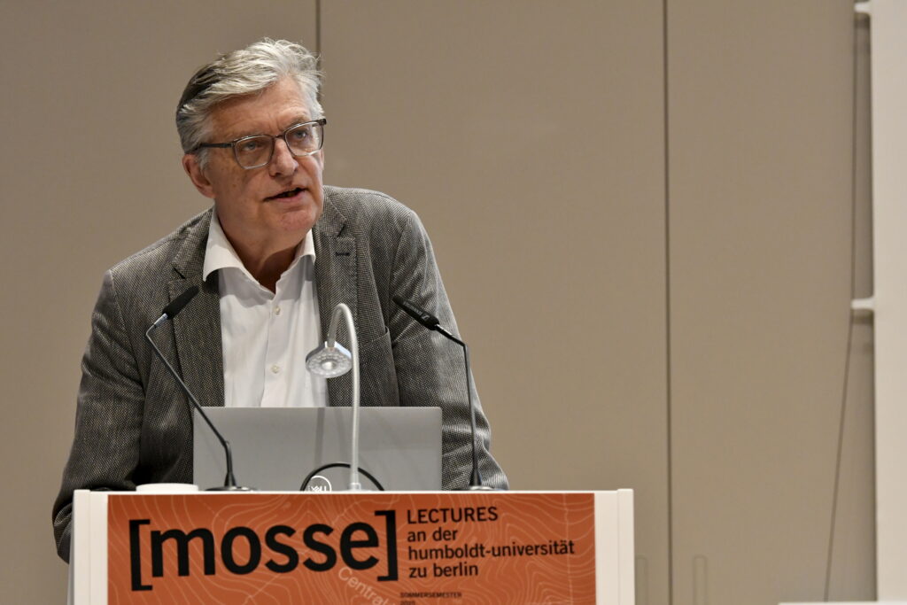 Lothar Müller führt in den Abend ein | Mosse Lecture von Marc David Baer | © Niels Leiser für Mosse Lectures