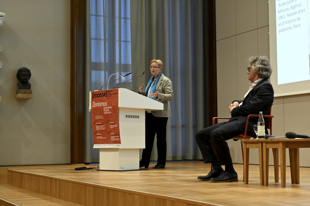 Ulrike Freitag und Marc David Baer auf der Bühne im Senatssaal | Mosse Lecture von Marc David Baer | © Niels Leiser für Mosse Lectures