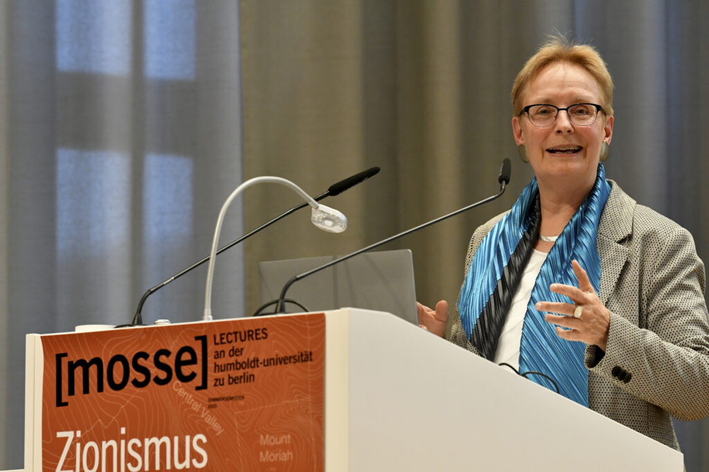 Ulrike Freitag spricht zum Publikum im Senatssaal | Mosse Lecture von Marc David Baer | © Niels Leiser für Mosse Lectures