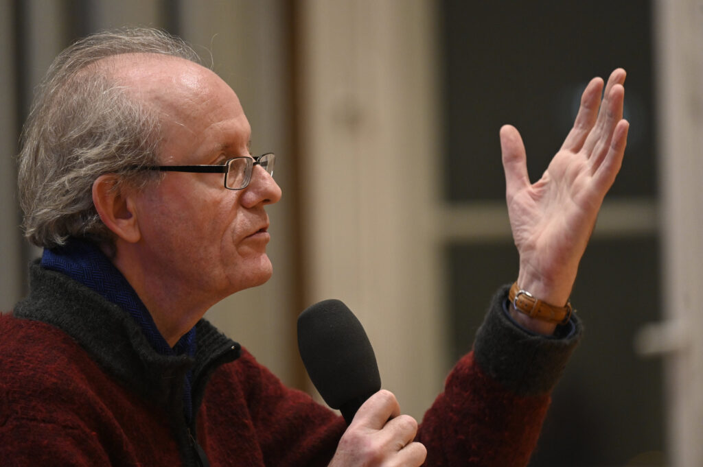 Erik Porath stellt eine Frage | Mosse Lecture von Alan Pauls | © Niels Leiser für Mosse Lectures