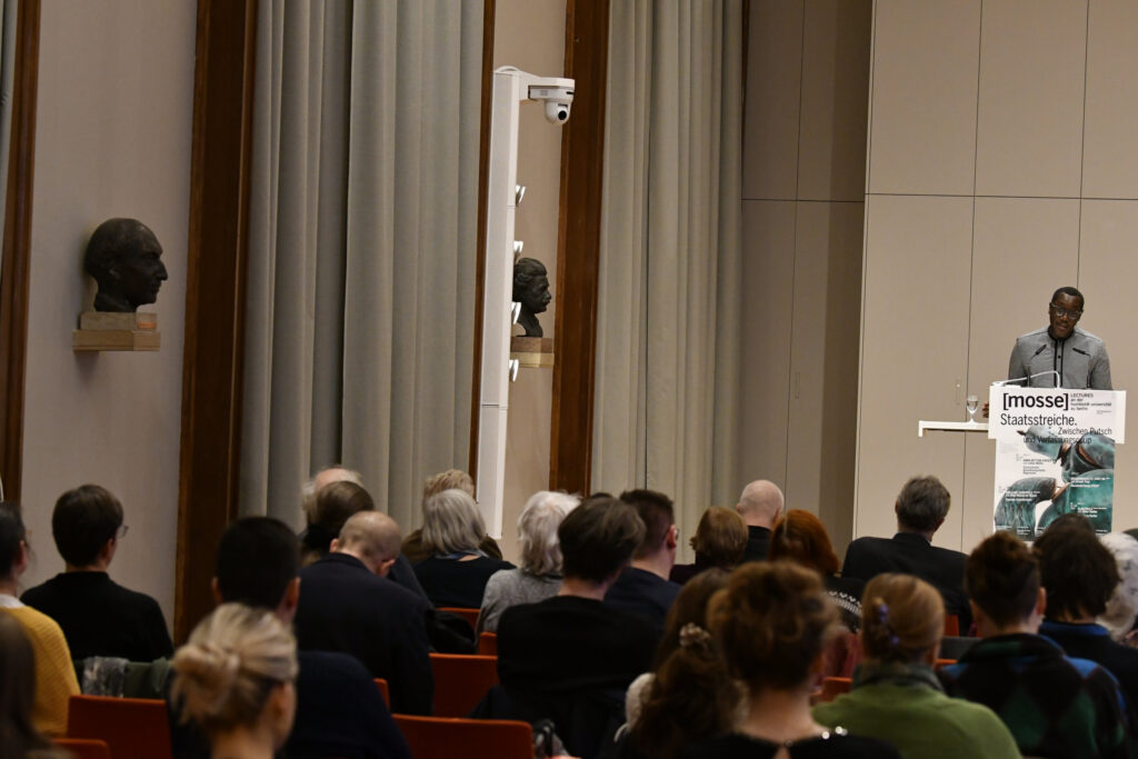 Mouhamadou El Hady Ba vor dem Publikum im Senatssaal | Mosse Lecture von Mouhamadou El Hady Ba | © Niels Leiser für Mosse Lectures