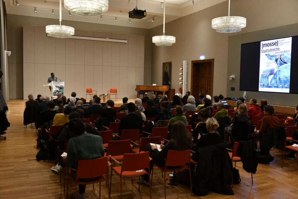 Das Publikum im Senatssaal verfolgt den Vortrag von Mouhamadou El Hady Ba | Mosse Lecture von Mouhamadou El Hady Ba | © Niels Leiser für Mosse Lectures