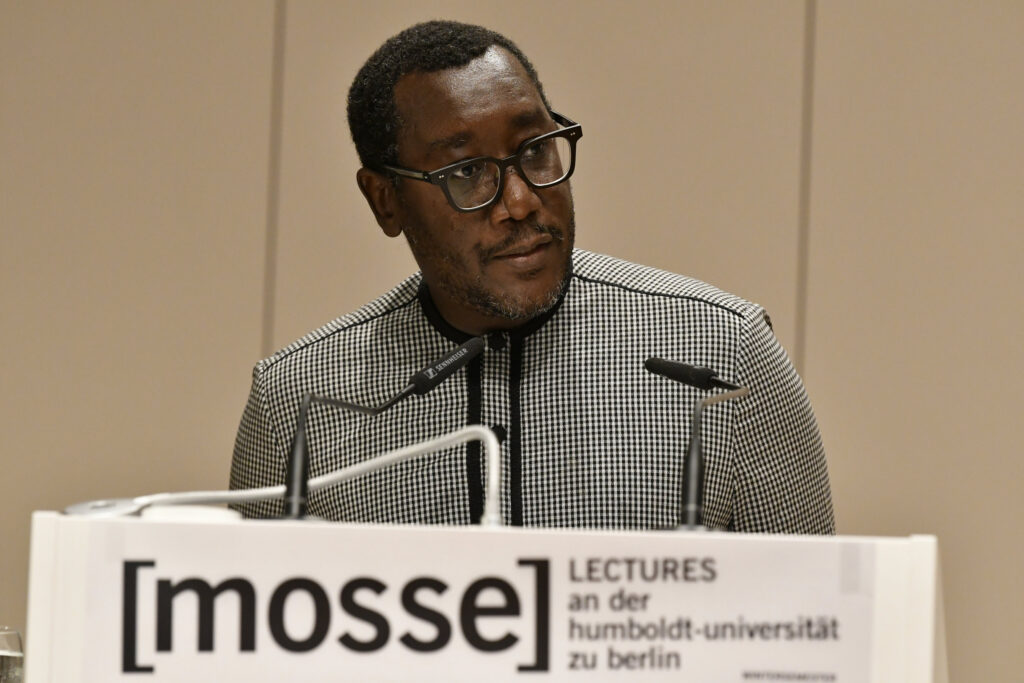 Mouhamadou El Hady Ba während seines Vortrags | Mosse Lecture von Mouhamadou El Hady Ba | © Niels Leiser für Mosse Lectures