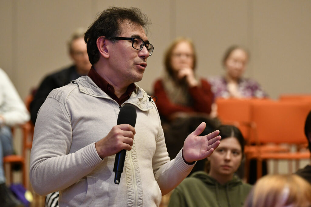 Eine Frage aus dem Publikum | Mosse Lecture von Mouhamadou El Hady Ba | © Niels Leiser für Mosse Lectures