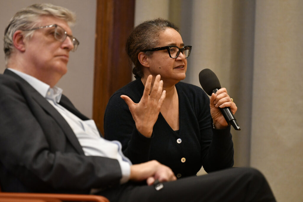 Ethel Matala de Mazza stellt eine Frage | Mosse Lecture von Mouhamadou El Hady Ba | © Niels Leiser für Mosse Lectures
