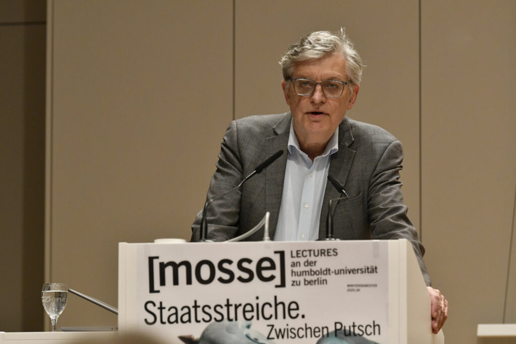 Lothar Müller führt in den Abend ein | Mosse Lecture von Anna-Bettina Kaiser | © Niels Leiser für Mosse Lectures