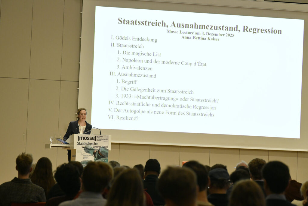 Anna-Bettina Kaiser vor dem Publikum im Senatssaal | Mosse Lecture von Anna-Bettina Kaiser | © Niels Leiser für Mosse Lectures