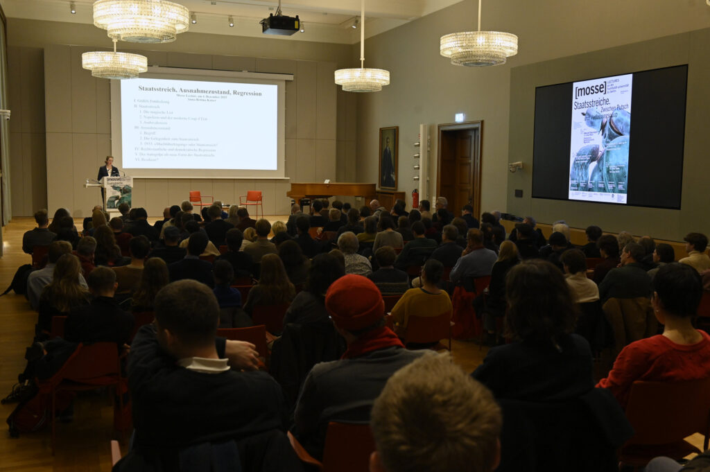 Ein vollbesetzter Senatssaal verfolgt den Vortrag von Anna-Bettina Kaiser | Mosse Lecture von Anna-Bettina Kaiser | © Niels Leiser für Mosse Lectures