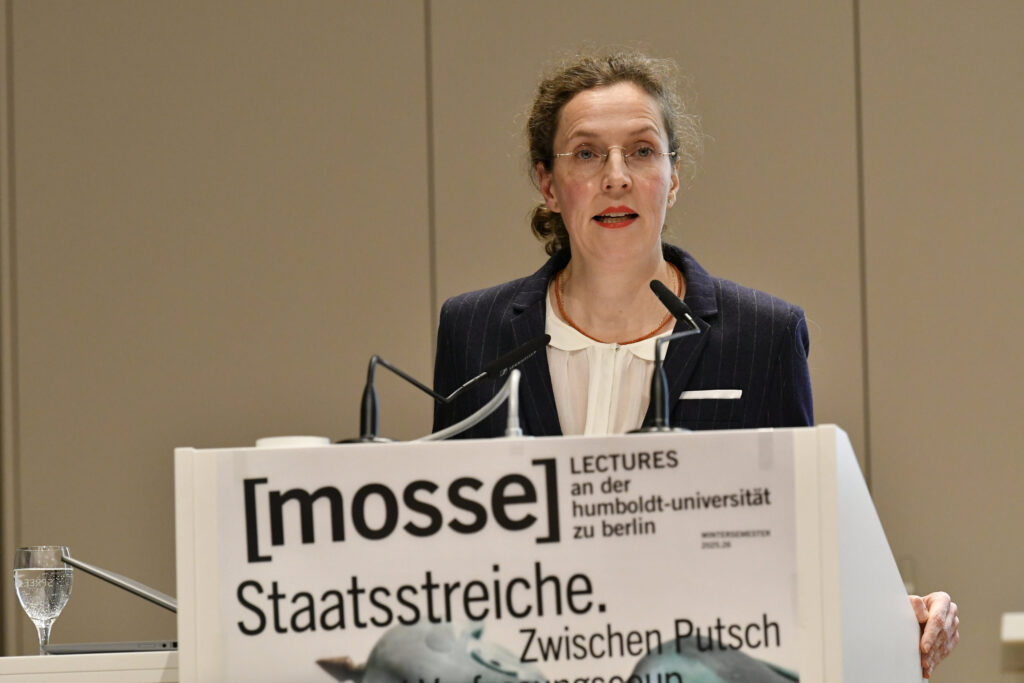 Anna-Bettina Kaiser während ihres Vortrags | Mosse Lecture von Anna-Bettina Kaiser | © Niels Leiser für Mosse Lectures