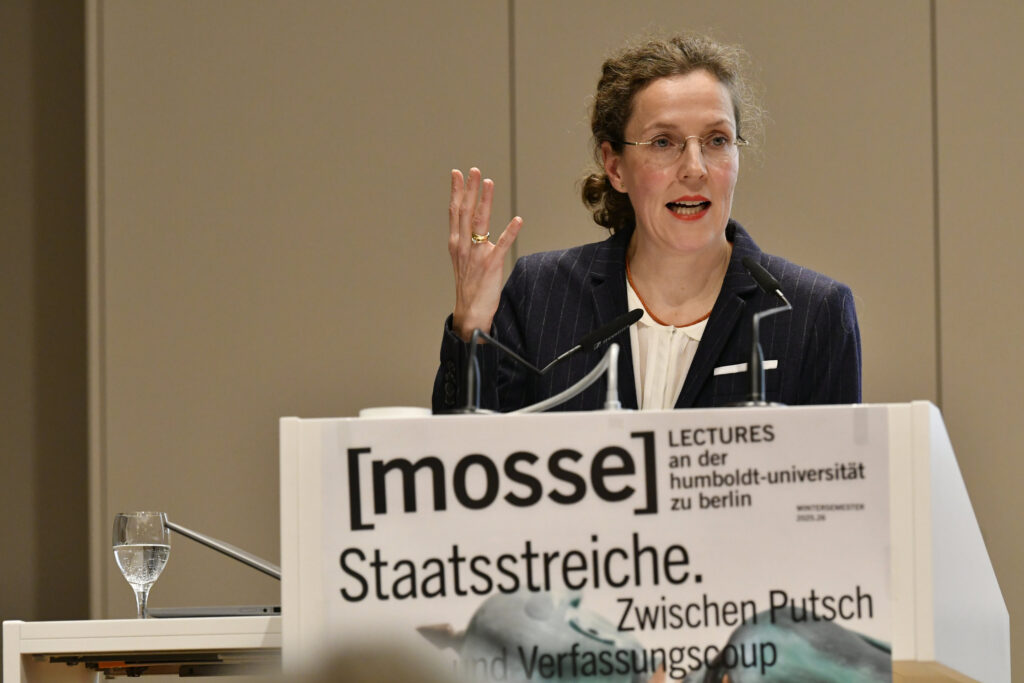 Anna-Bettina Kaiser während ihres Vortrags | Mosse Lecture von Anna-Bettina Kaiser | © Niels Leiser für Mosse Lectures