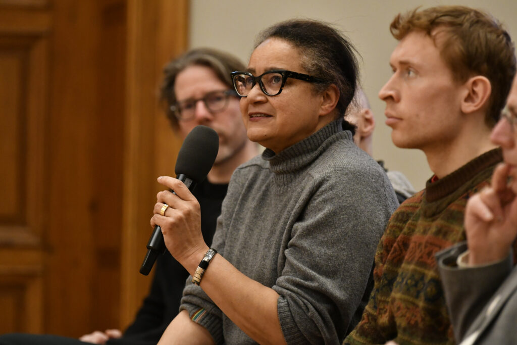Ethel Matala de Mazza stellt eine Frage | Mosse Lecture von Anna-Bettina Kaiser | © Niels Leiser für Mosse Lectures