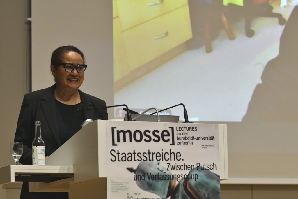 Ethel Matala de Mazza führt in den Abend ein | Mosse Lecture von Kim Lane Scheppele | © Niels Leiser für Mosse Lectures