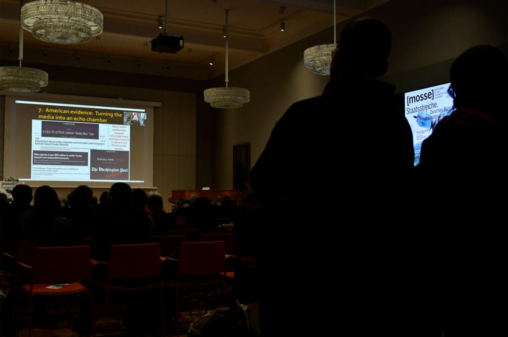 Das Publikum im Senatssaal verfolgt den Vortrag von Kim Lane Scheppele | Mosse Lecture von Kim Lane Scheppele | © Niels Leiser für Mosse Lectures