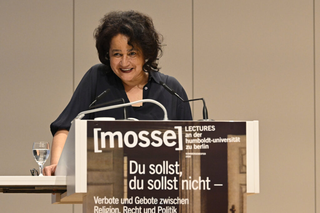 Ethel Matala de Mazza führt in den Abend ein | Mosse Lecture von Heike Behrend | © Niels Leiser für Mosse Lectures
