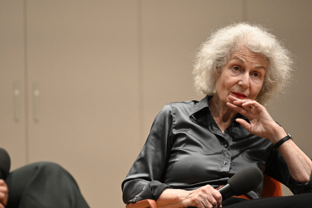 Heike Behrend nimmt Fragen aus dem Publikum entgegen | Mosse Lecture von Heike Behrend | © Niels Leiser für Mosse Lectures