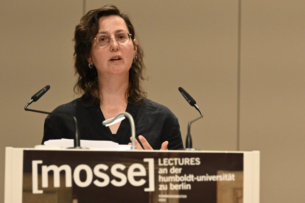 Jule Govrin während ihres Vortrags | Mosse Lecture von Jule Govrin | © Niels Leiser für Mosse Lectures