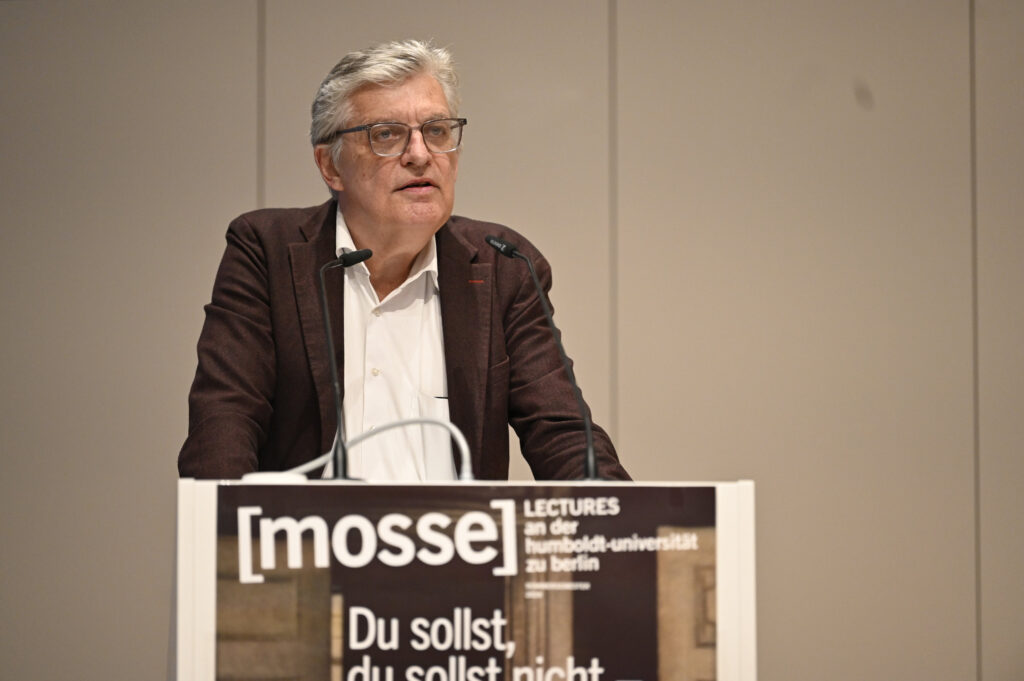 Lothar Müller führt in den Abend ein | Mosse Lecture von Sabine Müller-Mall | © Niels Leiser für Mosse Lectures
