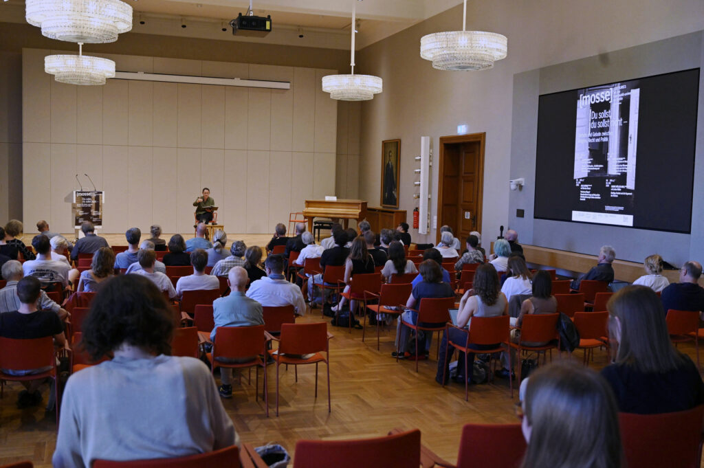 Sabine Müller-Mall während ihres Vortrags vor dem Publikum im Senatssaal | Mosse Lecture von Sabine Müller-Mall | © Niels Leiser für Mosse Lectures